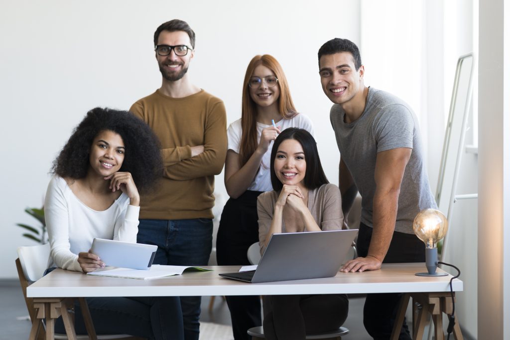 comunidad-jovenes-posando-juntos